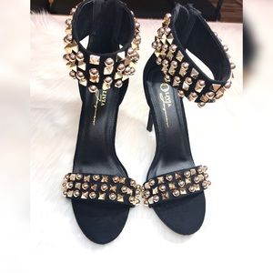 PYRAMID STUD HEEL